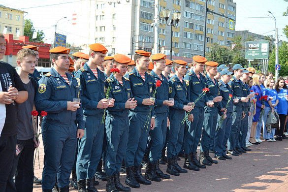 В Иванове к памятнику Георгия Победоносца возложили цветы и свечи  